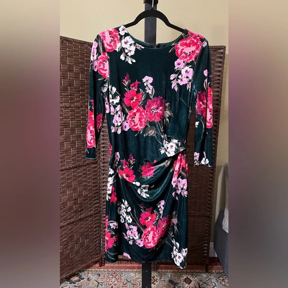 NEW Vince Camuto Floral Print Crew Neck Velvet Sheath Dress – Size 12 - Picture 2 of 5